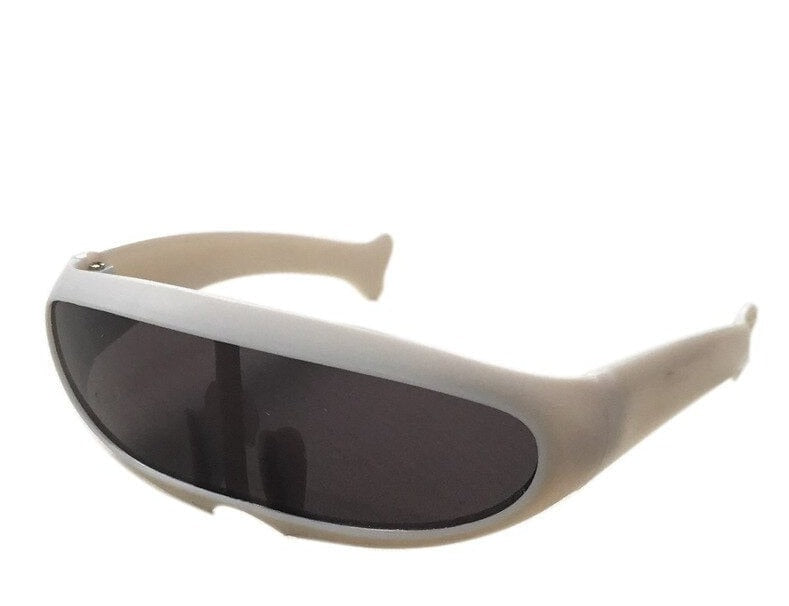 Fashionable cat eyewear with goggle flair