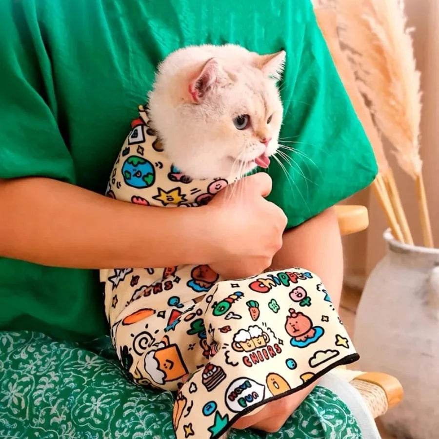 Cozy and calming blanket for fractious cats