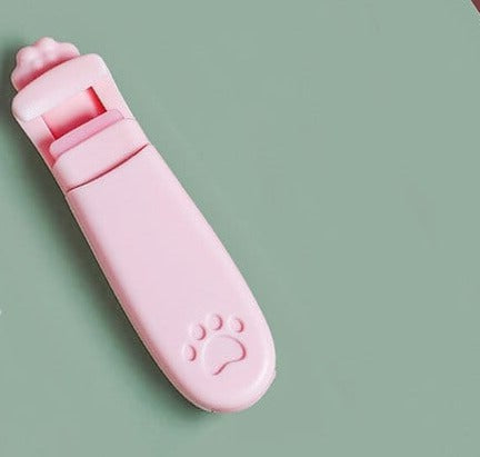 Cat lover's eyelashes curler with a twist