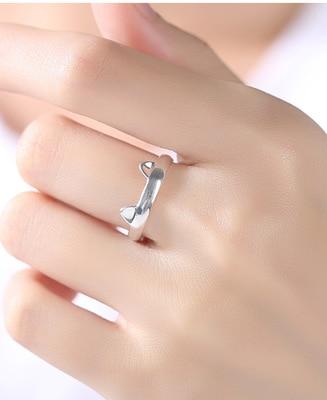 Adjustable Cat Paw Ring – Hand Styling View