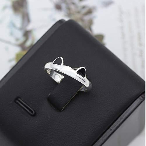 Minimalist Cat Ring on Jewelry Box – Elegant Presentation