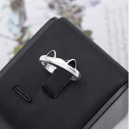 Minimalist Cat Ring on Jewelry Box – Elegant Presentation
